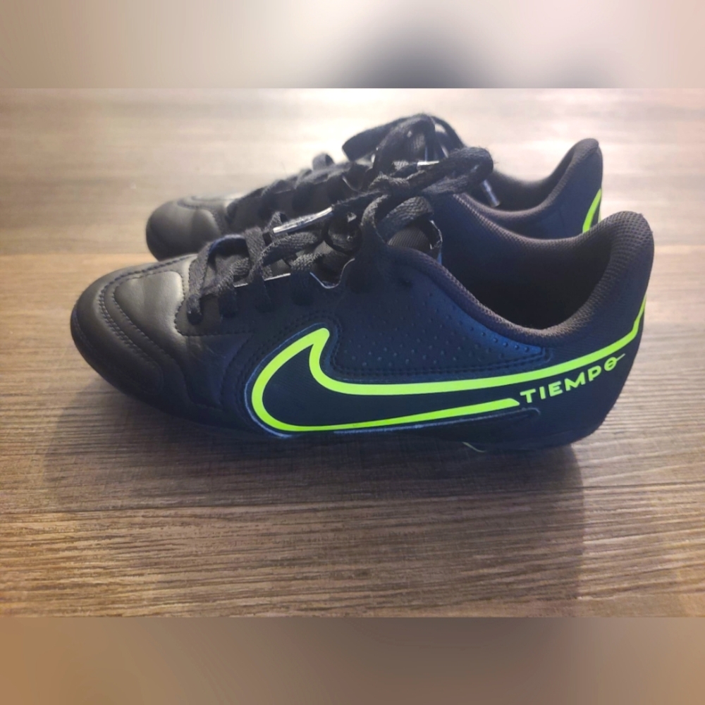 Nike Boys Tiempo Legend 9 Club MG Size 2